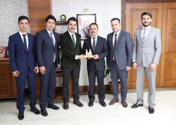 Genç Nevşehirliler Derneği Nevşehir Valisi İlhami Aktaş’ı Makamında ziyaret etti.